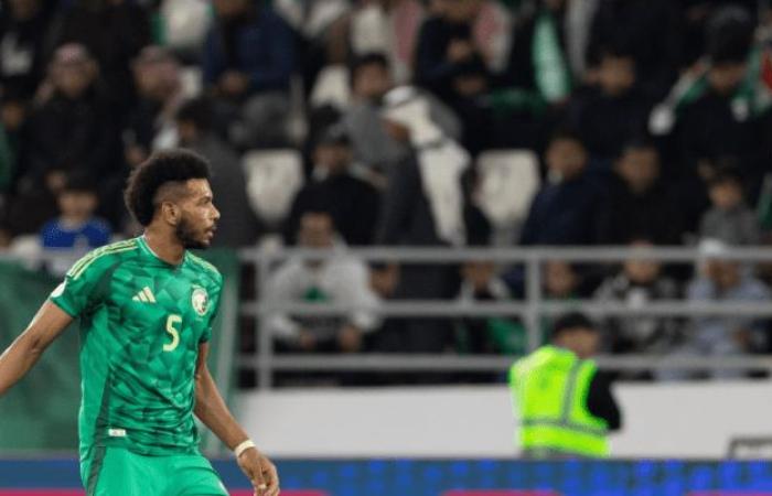 شاهد | لاعب المنتخب السعودي يسخر من يونس محمود بعد الثلاثية